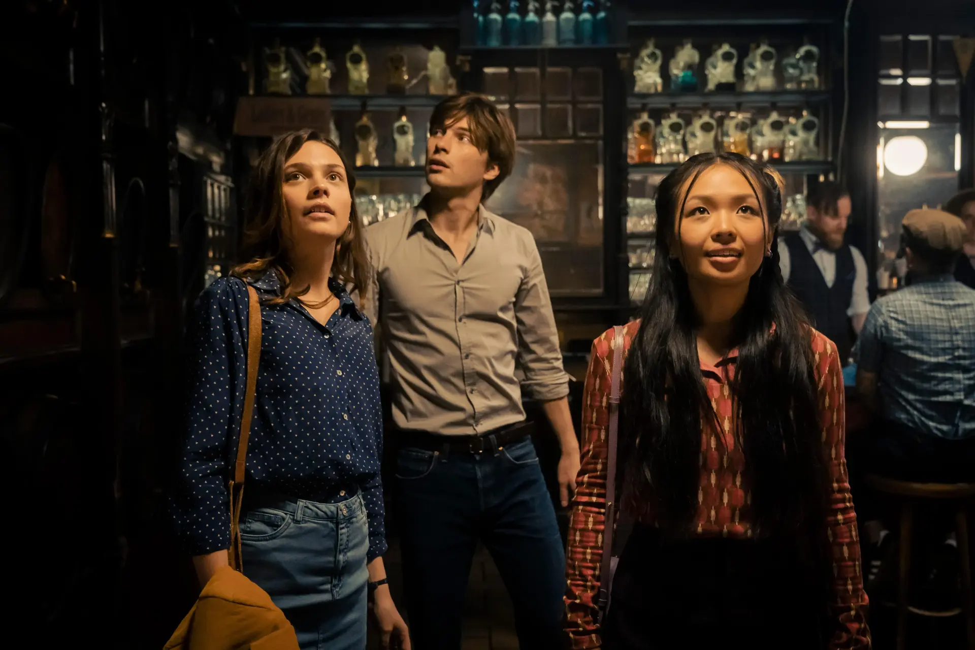 دانلود سریال مکستون هال دنیای بین ما